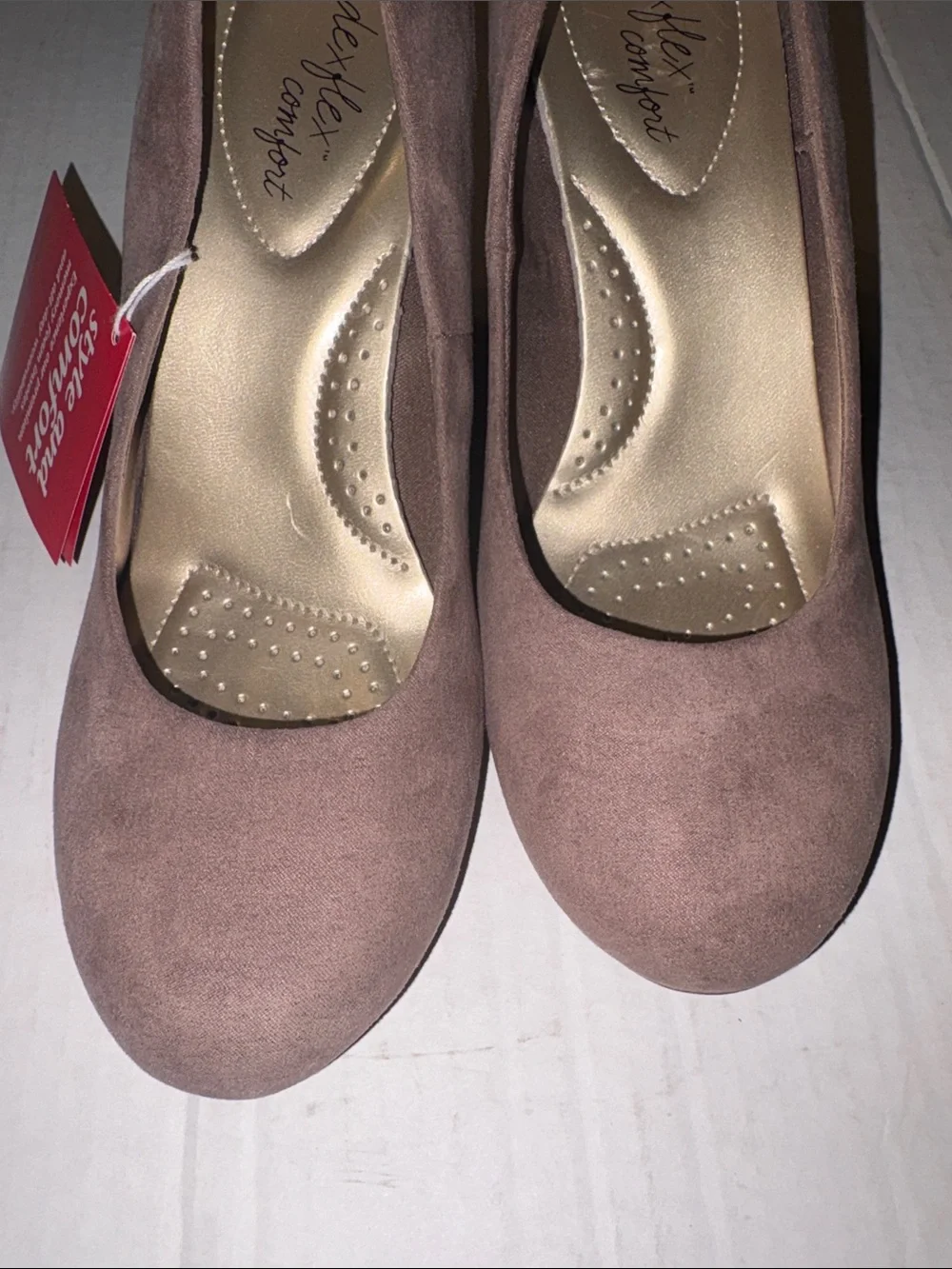 New with tag dexflex comfort light tan suede 3 inch heels size 6 1/2 W